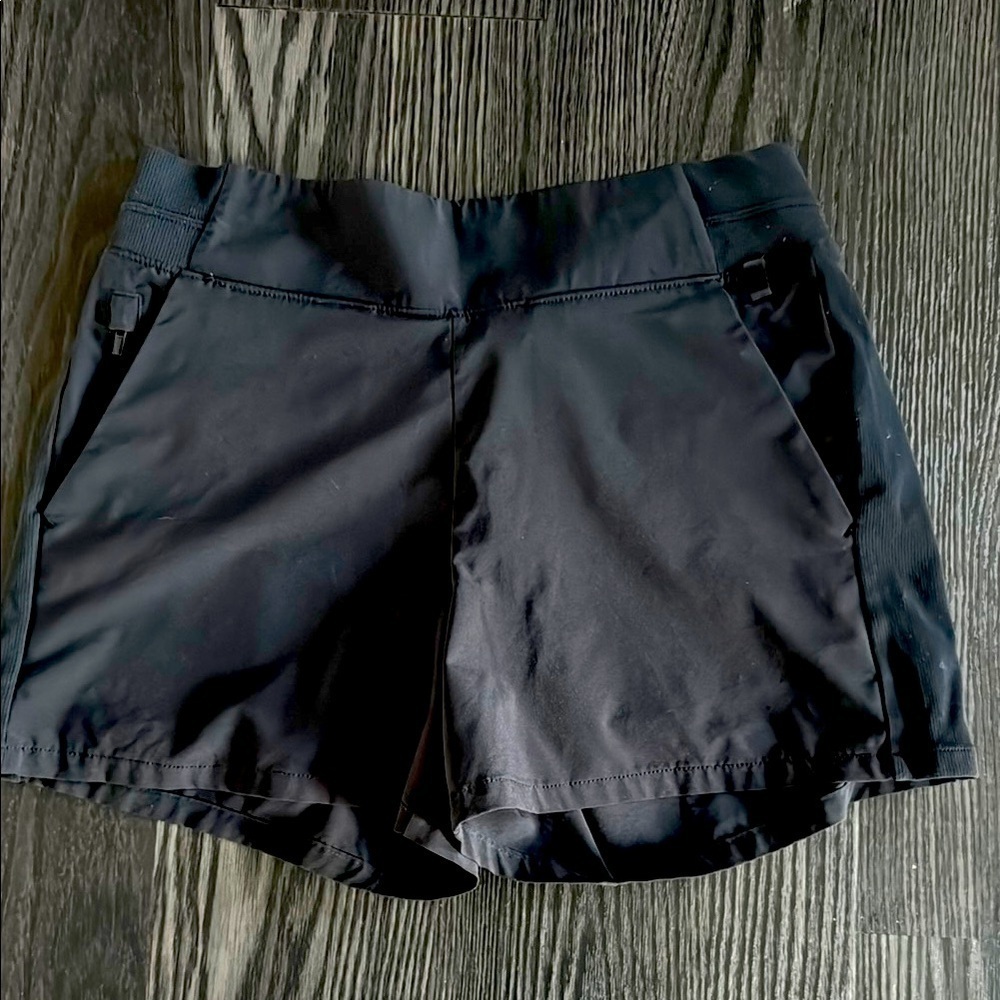 🍍ATHLETA WOMENS SHORTS🍍SZ 4 -pockets-back zip pockets-4” inseam-elastic waist